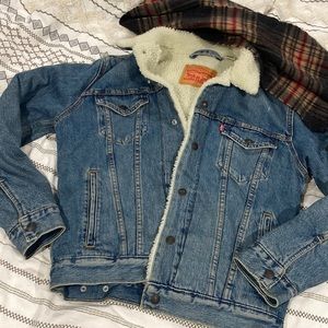 NWOT Levi’s Sherpa lined jean/denim trucker jacket small no damage, smoke free